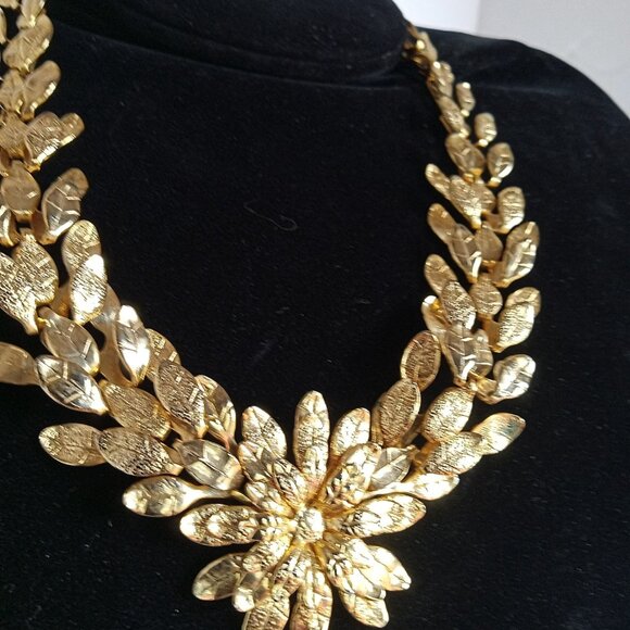 Absolutely STUNNING Unique Vintage 3D Goldtone Flower Necklace - Picture 2 of 9